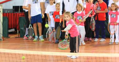 Horia Tecău, pe post de Moș Nicolae. Campionul a jucat tenis cu 120 de copii la LPS - 9