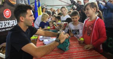 Horia Tecău, pe post de Moș Nicolae. Campionul a jucat tenis cu 120 de copii la LPS - 5
