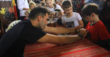 Horia Tecău, pe post de Moș Nicolae. Campionul a jucat tenis cu 120 de copii la LPS - 7