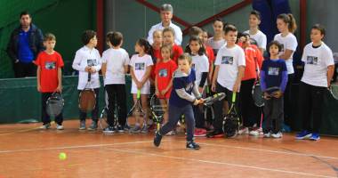 Horia Tecău, pe post de Moș Nicolae. Campionul a jucat tenis cu 120 de copii la LPS - 8