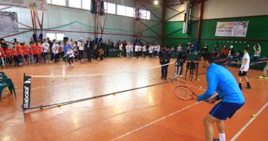 Horia Tecău, pe post de Moș Nicolae. Campionul a jucat tenis cu 120 de copii la LPS - 10