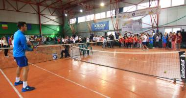Horia Tecău, pe post de Moș Nicolae. Campionul a jucat tenis cu 120 de copii la LPS - 11