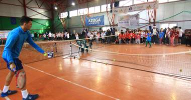 Horia Tecău, pe post de Moș Nicolae. Campionul a jucat tenis cu 120 de copii la LPS - 2