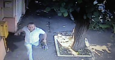 FURT ÎN TREI SECUNDE! Cine îl recunoaște să sune la Poliție! - 4