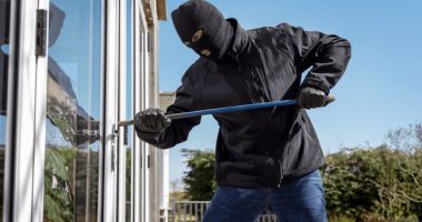 Stire din Eveniment : Poliţia Română avertizează: Val de spargeri în toată ţara. Hoţii profită de această perioadă