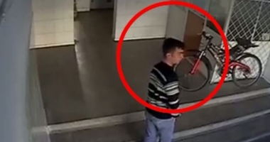 Stire din Eveniment : FOTO-VIDEO. HOȚ DE BICICLETE, SURPRINS DE CAMERELE DE FILMAT, DAT ÎN URMĂRIRE