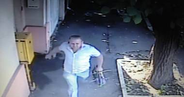 FURT ÎN TREI SECUNDE! Cine îl recunoaște să sune la Poliție! - 3