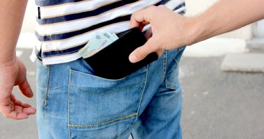 Stire din Eveniment : Cum acționează hoții de buzunare. Metodele "cureaua" și "politețea", cele mai eficiente