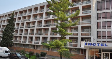 Stire din Economie : 60 de hotelieri de pe litoral țin cu dinții de sezonul estival