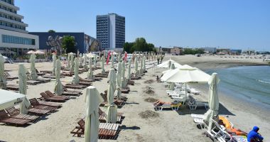Stire din Social : Hotelierii de pe litoral pregătesc deschiderea sezonului. Turiștii vor mânca în serii, distanța dintre șezlonguri se va mări, iar cameristele vor purta măști