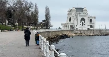 Stire din Social : Oaspeții, așteptați cu pachete all inclusive și liniște garantată, de sărbători, la malul mării