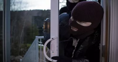 Stire din Eveniment : Mascați și fără teamă. Doi adolescenți, opriți după o serie de jafuri
