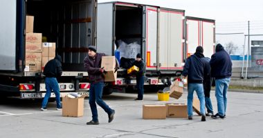 Stire din Actualitate : Bandă de români, prinsă în flagrant în timp ce fura din camioane