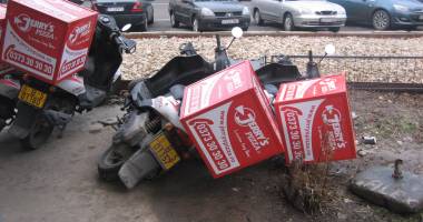 Stire din Eveniment : FOTO. Hoții au vrut să fure motoretele localului Jerry´s Pizza din Constanța