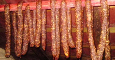 Stire din Eveniment : Hoții  din Constanța poftesc  la cârnați!