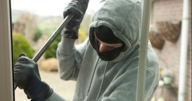 HOȚ...CU SUFLET? Ce i-a lăsat omului căruia i-a spart casa
