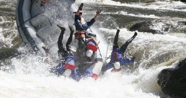 TRAGEDIE LA RAFTING! O barcă cu oameni s-a răsturnat, iar instructorul a murit