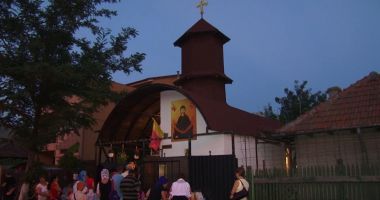 Stire din Social : Hram la biserica "Așezarea în raclă a brâului Maicii Domnului"