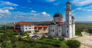 Stire din Cultură-Educație : Hramul Mănăstirii „Sfântul Ioan Casian”, sărbătoare de excepție în Cheile Dobrogei