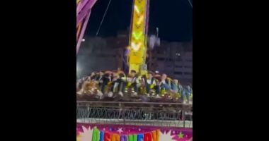 Stire din Eveniment : Panică la hramul orașului! O piesă s-a desprins dintr-un leagăn uriaș plin cu oameni și a căzut printre ei
