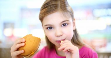 Hrăniți-vă sănătos copiii! Nu le mai dați fast- food!