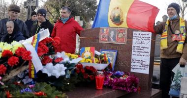 Stire din Actualitate : Nostalgicii comunismului s-au strâns la mormântul soților Ceaușescu, la 34 de ani de la execuție