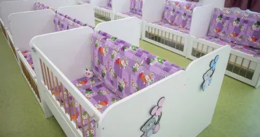 Stire din Eveniment : Alertă la creșă! Șapte copii au ajuns cu greață și vărsături la spital