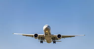 Stire din Actualitate : Avion cu 127 de români, majoritatea copii, a plecat din Oman spre România