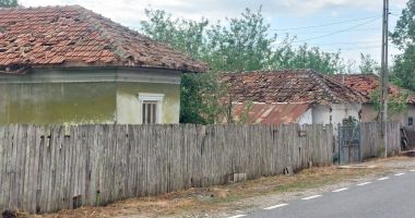 Stire din Social : Sute de oameni nevoiţi să-şi repare din buzunarul propriu casele distruse de grindină