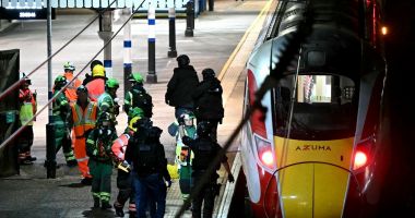 Stire din Actualitate : Baie de sânge într-un tren din Marea Britanie. Nouă răniți grav, transportanți la spital