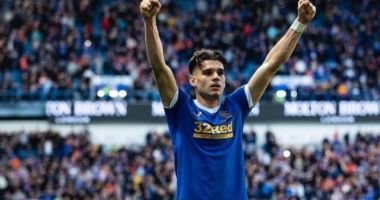 Stire din Sport : Ianis Hagi urmăreşte cu atenţie meciurile celor de la Rangers. Fiul „Regelui”, în continuare accidentat