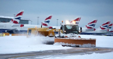 Stire din Actualitate : Marea Britanie: 100 de zboruri anulate pe Heathrow din cauza ninsorii