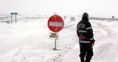 Stire din Eveniment : COD PORTOCALIU de ninsori și viscol / Autostrăzile A1, A2 și A3, ÎNCHISE din cauza viscolului