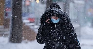 Stire din Social : VIDEO / Ger, ninsoare abundentă și polei. La munte s-a depus un strat consistent de zăpadă