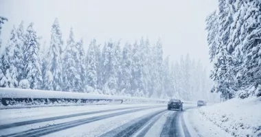 Stire din Actualitate : Ninge în aproape jumătate de țară. Circulație îngreunată și restricții pe DN1