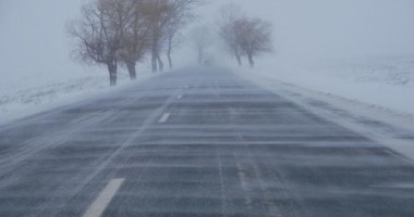 Stire din Social : Cabluri căzute pe carosabil din cauza vântului puternic