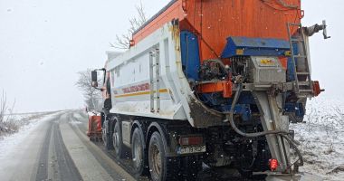 Iarnă în judeţul Constanţa. Intervin utilajele pentru curăţarea drumurilor - 2