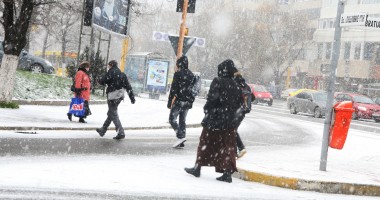 Stire din Social : Trafic dificil în Constanța, asfaltul este acoperit cu gheață / Vezi aici cum se circulă