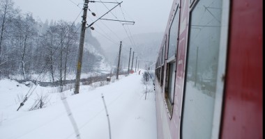 Stire din Economie : Cum se circulă pe calea ferată. Călătorii primesc ceai în gările mari