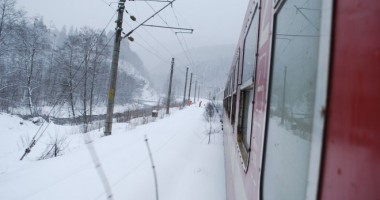 Stire din Social : Rafalele puternice  de vânt au pus probleme serioase trenurilor