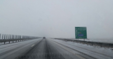 Stire din Eveniment : COD ROȘU DE VISCOL LA CONSTANȚA! Un microbuz și zeci de autoturisme, salvate de pe autostrada Soarelui