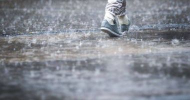 Pleci la drum? Este cod galben de lapoviță și vânt puternic, în opt județe