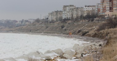 Stire din Social : Ce a lăsat în urmă furtuna pe plajele din Constanța și din Mamaia / GALERIE FOTO