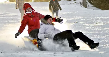 Stire din Eveniment : Accident grav la săniuş. O femeie a leşinat după ce a fost lovită de altă sanie