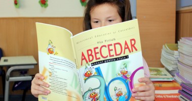 Stire din Cultură-Educație : Iar se schimbă manualele pentru clasa I și a II-a