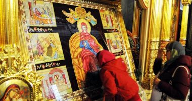 Stire din Social : Forfotă în curtea Catedralei Mitropolitane Iași: Sute de pelerini au venit pentru a se închina la Sfânta Cuvioasă Parascheva