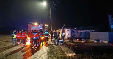 Stire din Eveniment : PLAN ROȘU DE INTERVENȚIE! Autocar răsturnat! 25 de persoane, transportate la spital
