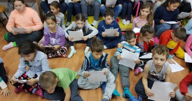 Stire din Cultură-Educație : I-au convins să meargă la școală!
