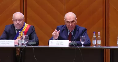 Stire din Politică-Administrație : De ce nu mai sunt bani pentru investiții noi. Avertismentul lui Bolojan către primari