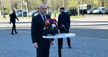Stire din Politică-Administrație : Premierul Ilie Bolojan i-a adus un ultim omagiu antrenorului Mircea Lucescu